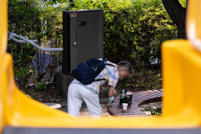 1일 서울 동작구의 어린이공원에서 노인이 소주를 마시고 있다. 이한호 기자