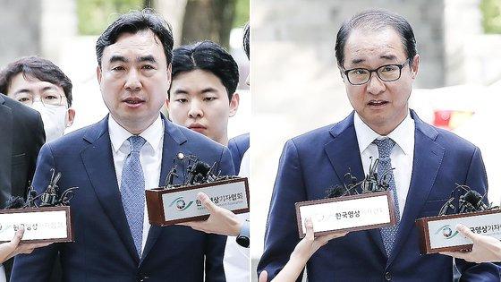 민주당 전당대회 돈봉투 사건의 핵심 피의자인 윤관석 의원(왼쪽)과 이성만 의원이 4일 오전 서울중앙지방법원의 영장실질심사에 출석하며 취재진의 질문을 받고 있다. 뉴스1