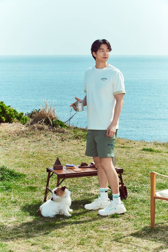 ‘디스커버리 익스페디션’ 모델 공유가 카고 스타일 반바지를 입은 모습. [사진 각 브랜드]