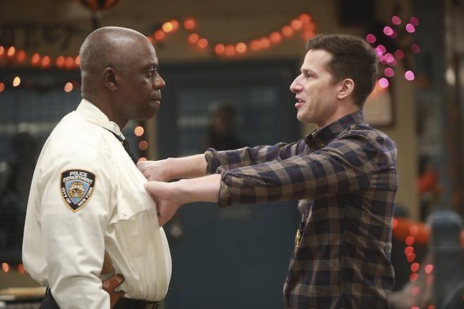 서장 레이먼드 홀트(안드레 브라우어)와 제이크 페랄타(앤디 샘버그)는 결국 절친한 사이가 된다. 넷플릭스 제공.