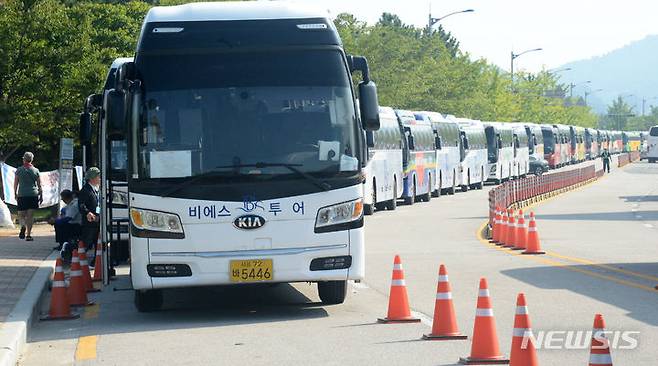 [부안=뉴시스] 김얼 기자 = '2023 새만금 제25회 세계스카우트잼버리'에 참가한 영국과 미국 스카우트 대표단의 퇴소 움직임이 보이고 있는 5일 전북 부안군 세계스카우트잼버리 웰컴센터에 스카우트 대원들을 운반할 버스들이 줄지어 서 있다. 2023.08.04. pmkeul@nwsis.com