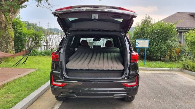 렉스턴 뉴 아레나의 2열을 접어 에어매트를 깐 모습. 백소용 기자