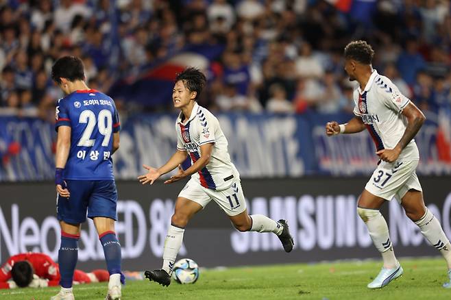 수원FC 이승우가 5일 수원 더비에서 2-0으로 앞서나가는 골을 넣은 뒤 기뻐하고 있다. 프로축구연맹 제공