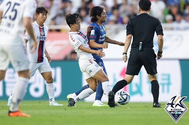 ▲ 올 시즌 세 번의 수원 더비에서 수원FC가 수원 삼성을 모두 이겼다. ⓒ한국프로축구연맹