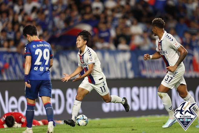 골을 넣고 기뻐하는 이승우(가운데). /사진=한국프로축구연맹