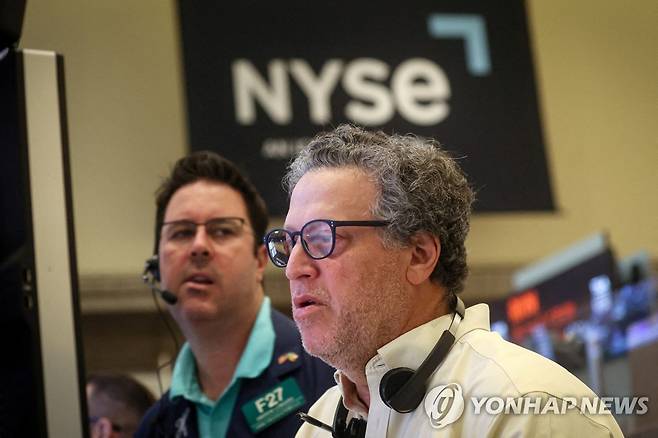 NYSE 입회장에서 일하는 트레이더들의 모습 [연합뉴스 자료사진]