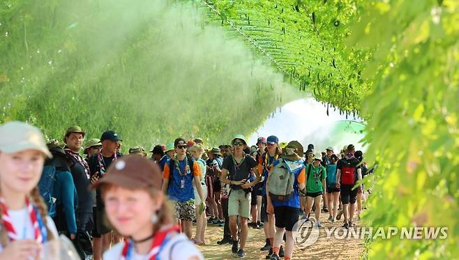 더위 날려줄 쿨링 터널 (부안=연합뉴스) 김주형 기자 = 4일 전북 부안군에서 열린 2023 새만금 세계스카우트잼버리 대회장에서 참가 대원들이 더위를 피하고 있다. 2023.8.4 kjhpress@yna.co.kr