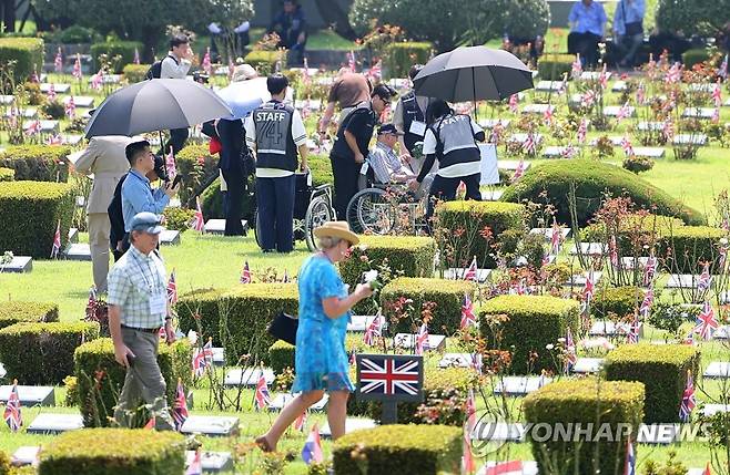 부산에 잠든 전우 찾은 유엔참전용사 (부산=연합뉴스) 손형주 기자 = 27일 오전 부산 남구 유엔기념공원에서 정전70주년을 맞아 한국에 방한 중인 6·25전쟁 유엔 참전용사들이 전우의 묘역을 참배하고 있다. 2023.7.27 handbrother@yna.co.kr