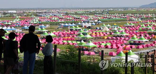 잼버리 야영장 (부안=연합뉴스) 최영수 기자 = 시민들이 4일 전북 부안군 잼버리공원에서 2023 새만금 세계스카우트잼버리 야영장을 바라보고 하고 있다. 2023.8.4 kan@yna.co.kr