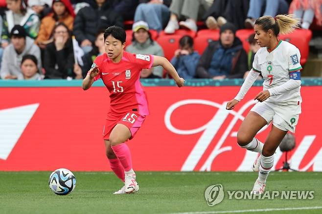 돌파하는 천가람 (애들레이드=연합뉴스) 김주성 기자 = 한국 여자 축구대표팀의 천가람이 지난 30일 오후(한국시간) 호주 사우스오스트레일리아주 애들레이드의 하인드마시 스타디움에서 열린 모로코와의 조별리그 2차전에서 드리블을 하고 있다. 2023.7.31 utzza@yna.co.kr