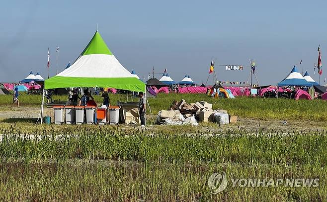 풀만 무성한 야영장 (부안=연합뉴스) 2023 새만금 세계스카우트잼버리에서 부스를 운영하는 한 외국인 참가자는 5일 연합뉴스에 잼버리 내부 상황을 알린다며 몇 장의 사진을 보내왔다.
    사진은 참가자들이 생활하는 야영장의 열악한 환경. 영국과 미국 참가단의 철수 배경에는 이러한 상황도 한몫한 것으로 알려졌다. 2023.8.5 [독자 제공. 재판매 및 DB금지] jaya@yna.co.kr