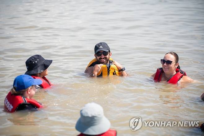 '꽤 시원해요' (부안=연합뉴스) 2023 새만금 세계스카우트잼버리에서 지난 4일 참가자들이 연못에서 열기를 식히고 있다. 2023.8.5 [세계스카우트연맹 제공. 재판매 및 DB 금지. ⓒWSBureau Inc. - Jonathan Law Yan Lun] key@yna.co.kr