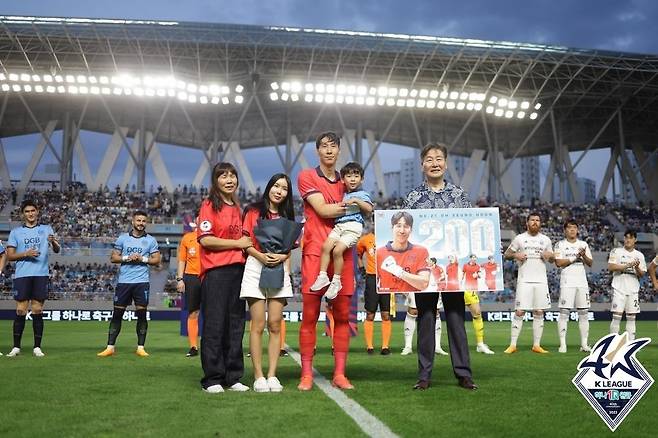 K리그 200경기 출전 기념식에 나선 대구 골키퍼 오승훈 [한국프로축구연맹 제공. 재판매 및 DB 금지]