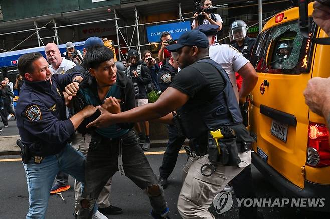 뉴욕경찰에 체포되는 청소년 (뉴욕 AFP=연합뉴스) 맨해튼 유니언스퀘어 주변에서 차량을 공격한 청소년 일부가 경찰에 체포되고 있다. 2023.8.5 photo@yna.co.kr [Getty Images 제공]