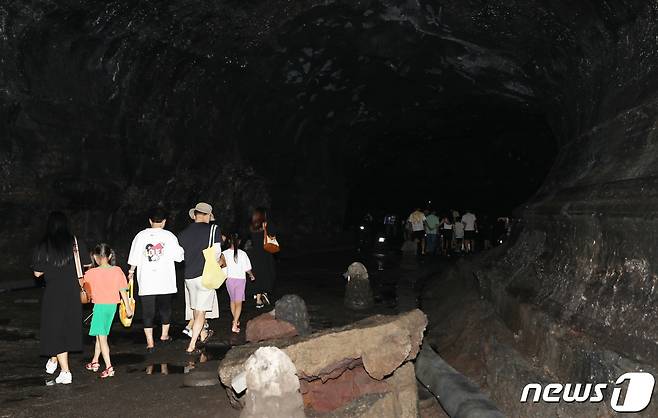 6일 오후 제주도민과 관광객들이 제주시 구좌읍 용암동굴인 만장굴을 탐방하고 있다. 햇볕이 차단된 땅 속 동굴 안은 기온이 바깥보다 10도 이상 차이나 자연이 만든 천연 에어컨이라 불린다. 일부 탐방객은 담요와 겉옷을 두르기도 했다.2023.8.6/뉴스1 ⓒ News1 고동명 기자