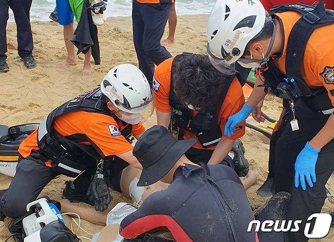 6일 낮 12시 3분쯤 강원 양양군 현남면 남애리의 한 해수욕장에서 물놀이를 하던 중국인 3명 중 1명인 A씨(38)가 수난 사고를 당해 중상을 입은 가운데 구조대원들이 응급 조치에 나서고 있다. (강원특별자치도 소방본부 제공) 2023.8.6/뉴스1