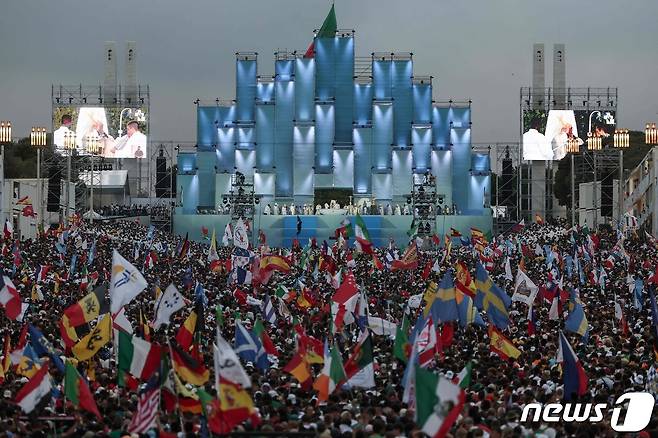 1일(현지시간) 포르쿠갈 리스본에서 열린 '2023년 세계 청년의 날(WYD)' 개막 미사가 열리고 있다. 8월 1일부터 6일까지 전 세계에서 약 100만 명의 젊은 가톨릭 신자들이 모일 예정이다. 당초 2022년 8월로 예정됐던 이 행사는 코로나19 팬데믹으로 연기됐다. 2023.08.01/ ⓒ AFP=뉴스1 ⓒ News1 임윤지 기자