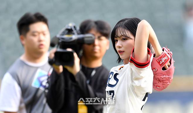 [포토]‘준비동작없이....바로 시구하실게요’프로미스나인 이채영