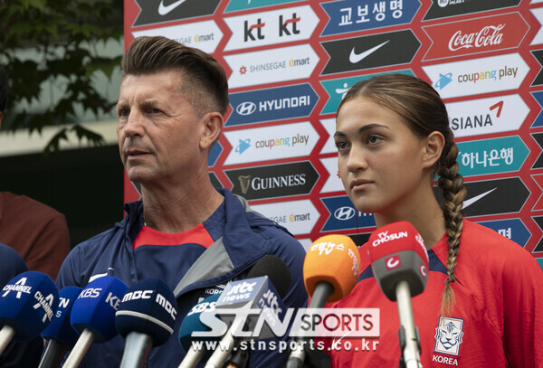 여자축구 국가대표팀 케이시 유진 페어와 콜린 벨 감독. 사진┃뉴시스