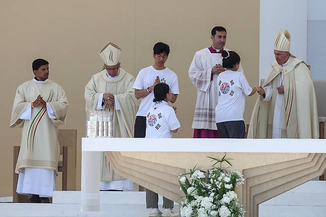 8월 6일(현지시간) 포르투갈 리스본에서 열린 세계청년대회 마지막 날 미사 말미에 프란치스코 교황이 2027년 세계청년대회 개최지로 대한민국 서울을 발표한 후 한국 순례자들이 교황에게 인사하고 있다. /로이터 뉴스1