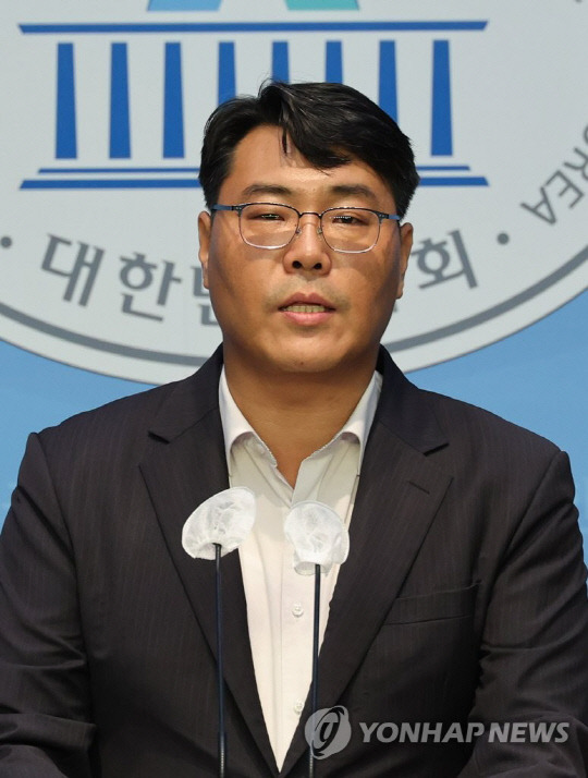 김희서 정의당 수석대변인이 6일 오전 서울 여의도 국회 소통관에서 잼버리 중단과 관계부처 장관 문책을 촉구하는 브리핑을 하고 있다.<연합뉴스>