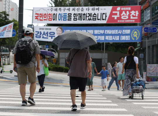 지난 1일 서울 강서구 횡단보도에 걸린 정당 관련 현수막 모습. 연합뉴스.