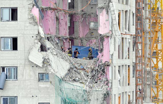 광주광역시 서구 화정동 현대산업개발 신축 아파트 붕괴 사고 28일째인 지난해 2월 7일 오후 구조 작업이 진행되고 있다. 뉴시스