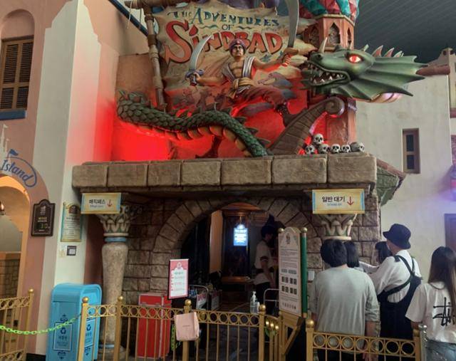 서울 송파구 롯데월드 어트랙션(놀이기구) 입구. 매직패스 프리미엄 구매 고객과 일반 고객 대기 줄이 나뉘어 있다. 독자 제공