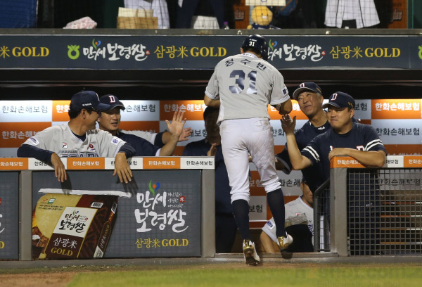 정수빈이 2일 한화 이글스전 12회 초 득점 후 벤치에서 코칭스태프들의 환영을 받고 있다. 사진=두산 베어스 제공