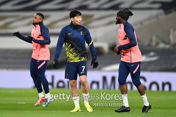 LONDON, ENGLAND - JANUARY 28: Son Heung-Min of Tottenham Hotspur warms up with Tanguy NDombele of Tottenham Hotspur during the Premier League match between Tottenham Hotspur and Liverpool at Tottenham Hotspur Stadium on January 28, 2021 in London, England. Sporting stadiums around the UK remain under strict restrictions due to the Coronavirus Pandemic as Government social distancing laws prohibit fans inside venues resulting in games being played behind closed doors. (Photo by Shaun Botterill/Getty Images)