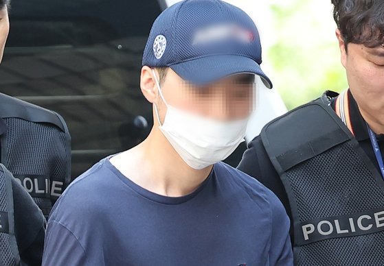 14명의 사상자가 발생한 '분당 서현역 흉기난동' 사건 피의자 최모(22)씨가 지난 5일 오후 구속 전 피의자 심문(영장실질심사)을 받기 위해 경기도 성남시 수원지방법원 성남지원으로 출석하고 있다. 연합뉴스