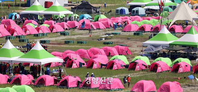 영국, 미국 등 2023 새만금 세계스카우트 잼버리 주요 참가국들이 폭염 및 미흡한 환경 등으로 조기 퇴영을 결정한 가운데 6일 전북 부안군 새만금 야영장 일부가 비어 있다. 부안|조태형 기자