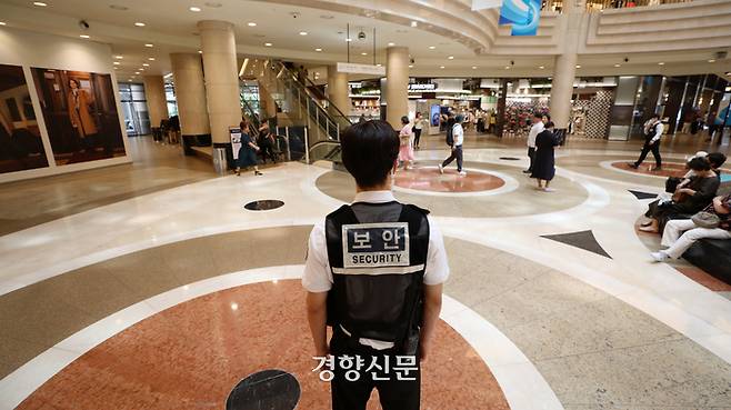 흉기 난동 사건이 벌어진 경기 성남 분당구 서현역에서 보안요원들이 4일 근무를 서고 있다.  권도현 기자