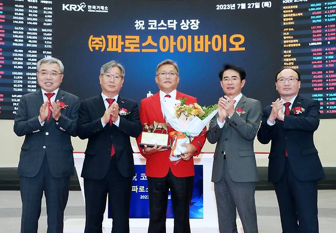 27일 한국거래소에서 열린 파로스아이바이오 코스닥시장 상장기념식에서 관계자들이 상장기념패 전달 후 기념 촬영하고 있다. 가운데 빨간 재킷을 입고 있는 사람이 윤정혁 파로스아이바이오 대표이사 [연합뉴스]