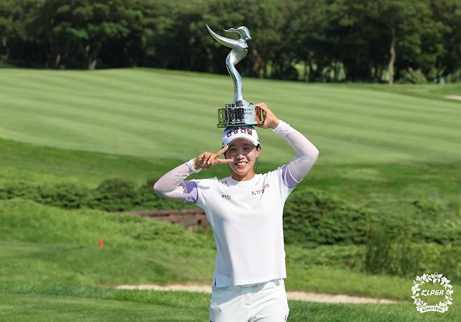 임진희가 우승트로피를 든채 유쾌한 포즈를 취했다. [KLPGA 제공]