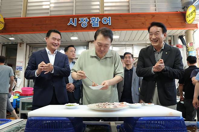 윤석열 대통령이 4일 경남 거제의 전통시장인 고현종합시장을 방문, 전어를 시식하고 있다. [연합]