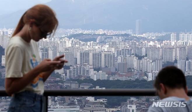 [서울=뉴시스] 조성봉 기자= 금융당국은 오는 27일부터 역전세로 보증금 반환에 어려움을 겪고 있는 집주인들에게 전세보증금 차액만큼 대출 규제를 완화하는 프로그램을 모든 은행에서 1년간 한시적으로 운영한다, 사진은 26일 남산에서 바라본 서울의 아파트 모습. 2023.07.26.suncho21@newsis.com