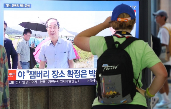 숙소 들어가는 영국 스카우트 대원들 - 2023 새만금 세계 스카우트 잼버리에서 조기 퇴영한 영국 스카우트 대원들이 6일 숙소인 서울 시내의 한 호텔로 들어가고 있다. 연합뉴스