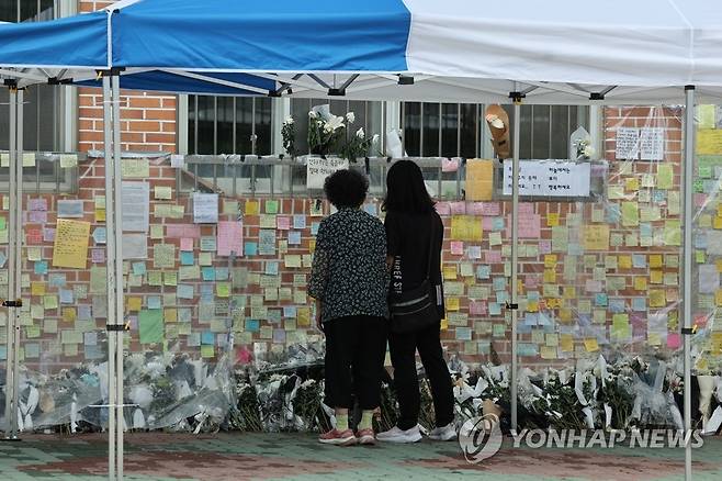 누군가의 자식이었을 (서울=연합뉴스) 임화영 기자 = 25일 서울 서초구 서이초등학교를 찾은 시민들이 담임교사 A씨를 추모하고 있다. 2023.7.25 hwayoung7@yna.co.kr