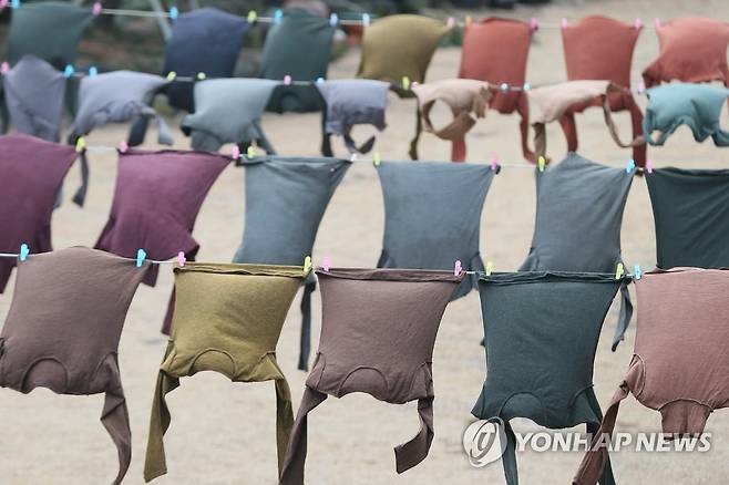 건조되는 제주 갈옷들 (제주=연합뉴스) 제주 서귀포시 안덕면의 한 갈옷제조업체 마당에 염색과정을 거친 갈옷들이 건조를 위해 줄에 걸려 있다. [연합뉴스 자료사진]