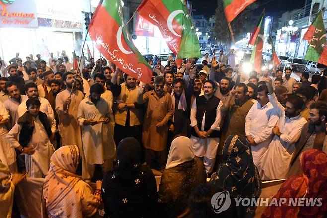파키스탄 반정부 시위 (퀘타[파키스탄] AFP=연합뉴스) 5일(현지시간) 파키스탄 퀘타에서 임란 칸 전 총리의 지지자들이 칸 전 총리의 체포에 항의하는 시위를 벌이고 있다. 2023.8.5. photo@yna.co.kr