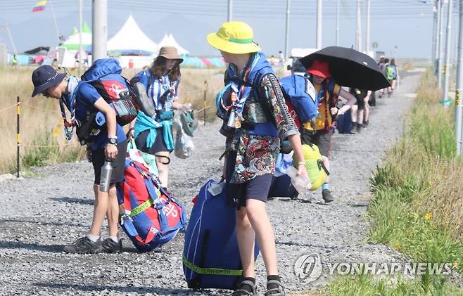 짐 옮기는 영국 대원들 (부안=연합뉴스) 최영수 기자 = 2023 새만금 세계스카우트잼버리에 참가한 영국 대원들이 6일 전북 부안군 야영장에서 철수를 위해 짐을 나르고 있다. 2023.8.6 kan@yna.co.kr