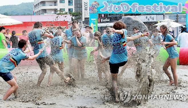 머드 축제 즐기는 외국 청소년들 [보령시 제공. 재판매 및 DB 금지]