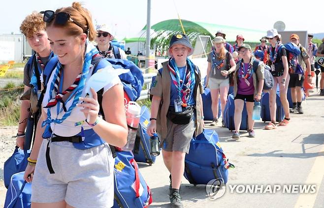 떠나는 영국 대원들 (부안=연합뉴스) 최영수 기자 =  2023 새만금 세계스카우트잼버리에 참가한 영국 대원들이 6일 전북 부안군 야영장을 떠나고 있다 . 2023.8.6 kan@yna.co.kr