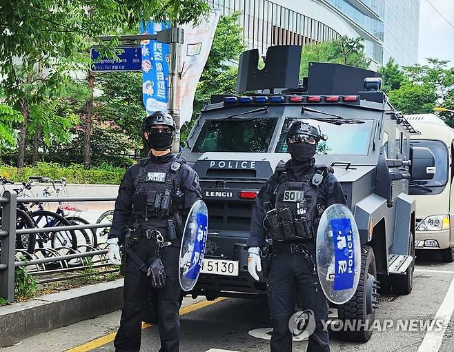 수원역에 투입된 경찰특공대와 장갑차 (수원=연합뉴스) 6일 경기도 수원시 수원역 일대에 경찰특공대와 장갑차가 배치돼있다. 경찰은 지난 3일 '분당 흉기 난동 사건' 발생 이후 살인을 예고하는 글이 연이어 게시되고 게시자들이 협박 등 혐의로 검거되는 사례가 잇따르는 가운데 만일의 사태에 대비하고자 인파 밀집 지역에 경찰특공대와 장갑차 등을 배치하고 있다. 2023.8.6 [경기남부경찰청 제공. 재판매 및 DB 금지] zorba@yna.co.kr