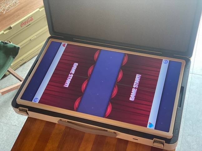 LG전자 스탠바이미 고 테이블 모드로 게임을 즐기는 모습./사진=백유진 기자 byj@