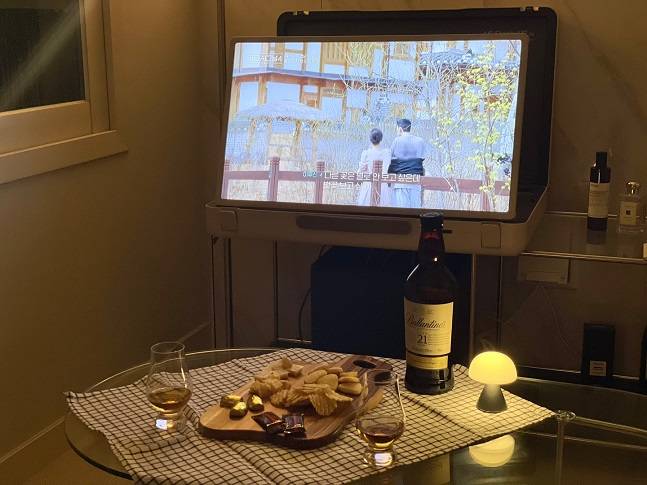 LG전자 스탠바이미 고로 OTT를 시청하는 모습./사진=백유진 기자 byj@