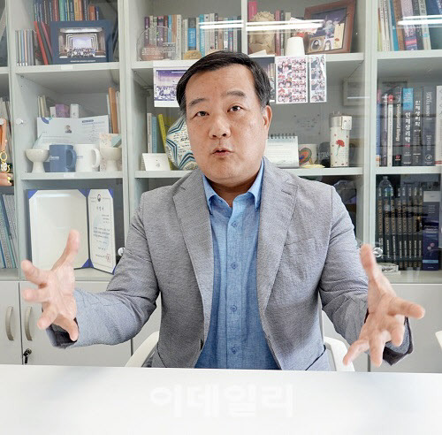 배규운 애니머스큐어 대표가 회사의 신약 후보물질의 특징과 개발 전략 등을 설명하고 있다.(제공=김진호 기자)