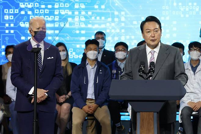 윤석열 대통령이 지난해 5월 한국을 방문한 조 바이든 미국 대통령과  경기도 평택시 삼성전자 반도체공장 시찰을 마친 뒤 경제안보 동맹 비전을 발표하고 있다.(사진 = 연합뉴스)