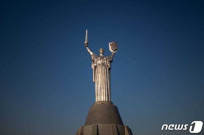 우크라이나 수도 키이우에 소련 시절 세워진 '조국의 어머니상' ⓒ AFP=뉴스1 ⓒ News1 이유진 기자